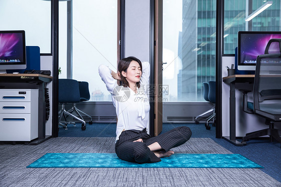 女士办公室健身瑜伽图片