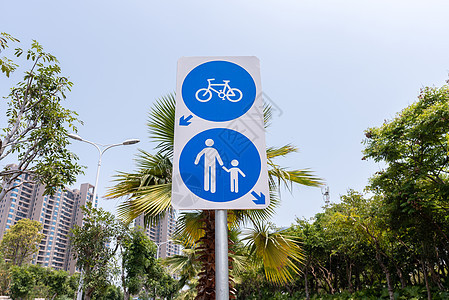 自行车道与人行道标志牌背景图片