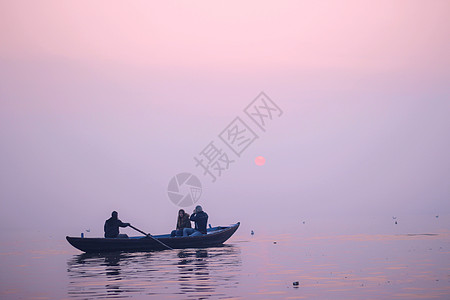 瓦拉纳西恒河泛舟看日出高清图片