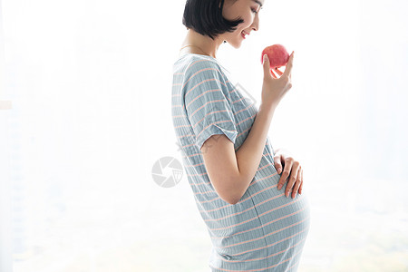 孕妇妈妈吃苹果高清图片