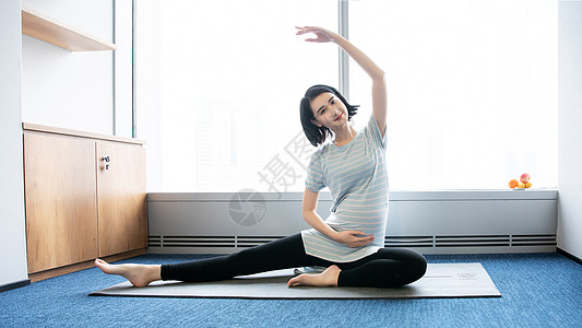 运动女性听歌职场妈妈办公室瑜伽背景