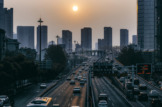 高架路悬日图片