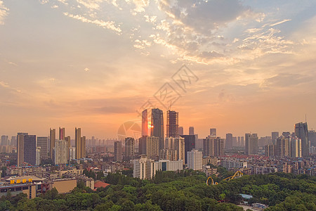 下山夕阳晚霞落日下的城市天际线背景