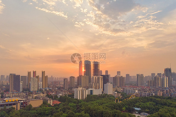 夕阳晚霞落日下的城市天际线图片