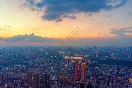 夕阳晚霞下的城市夜景高清图片