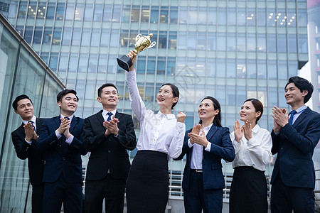 企业团队举奖杯庆祝图片