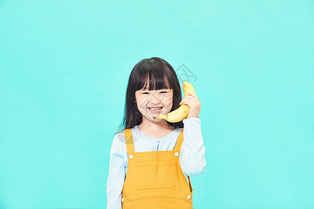 小女孩拿香蕉打电话图片