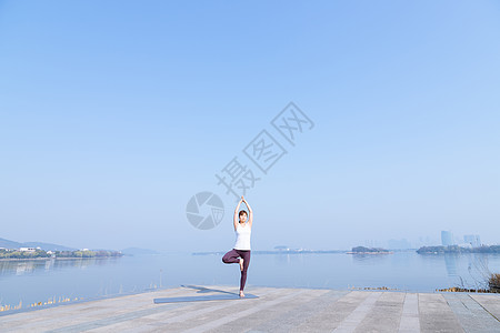 女性瑜伽晨练图片