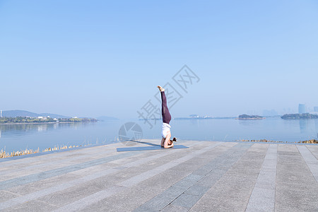 女性瑜伽晨练背景图片