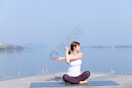 女性瑜伽晨练图片