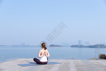 女性瑜伽晨练图片