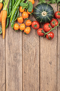 木板上的蔬菜和水果图片