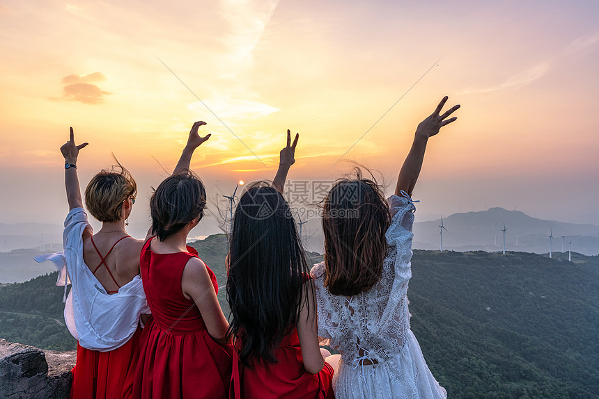 山顶看日落的四个女生背影