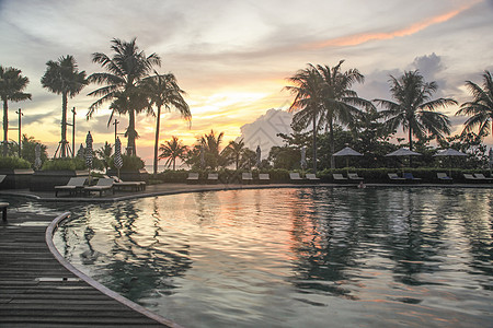 日落时的度假酒店泳池图片