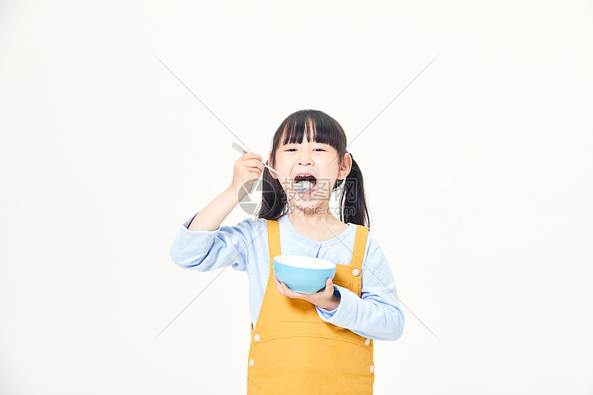 小女孩大口吃饭