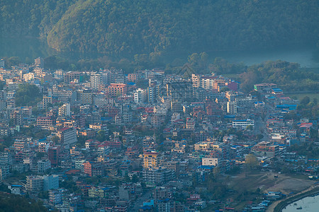 尼泊尔博卡拉费瓦湖旁的小镇图片