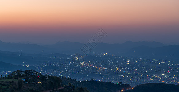 尼泊尔博卡拉黎明前的城市夜景高清图片