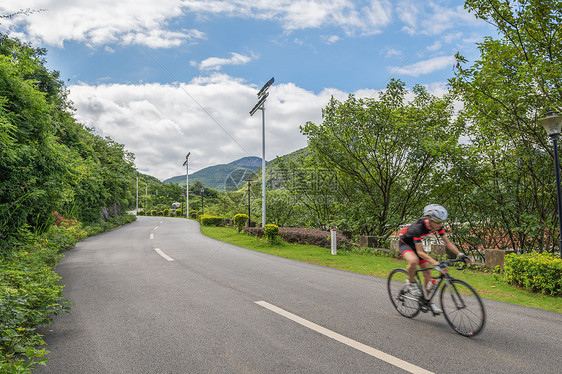 盘山公路上的自行车手图片