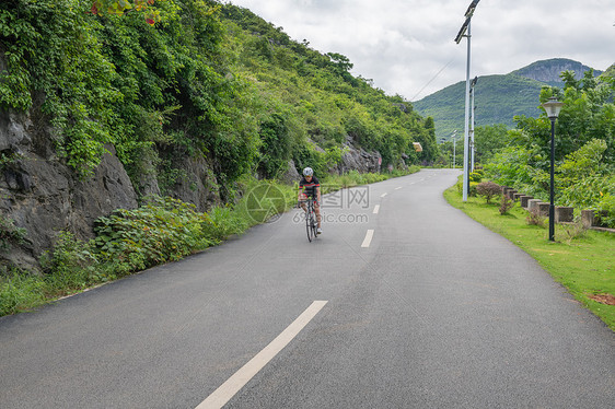 盘山公路上的自行车手图片