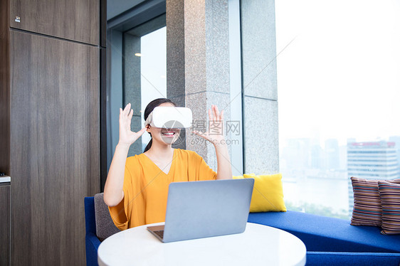 青年女性VR眼镜图片