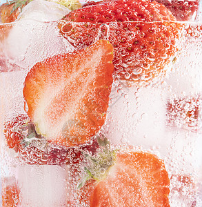 草莓气泡水粉色草莓高清图片