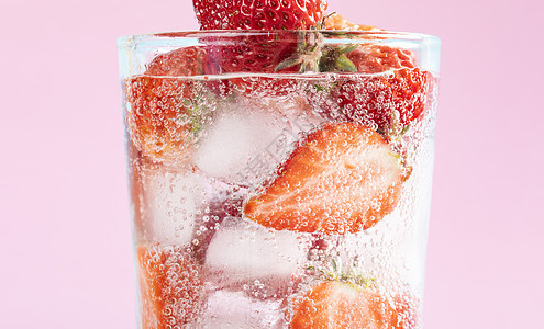 草莓气泡水背景图片