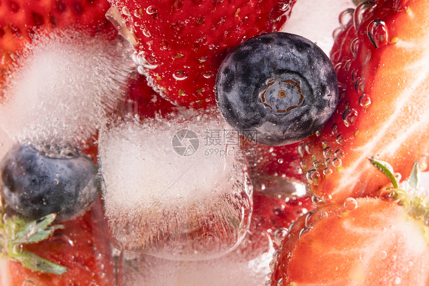 草莓蓝莓气泡水图片