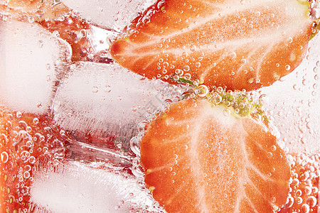草莓气泡水冰爽草莓高清图片