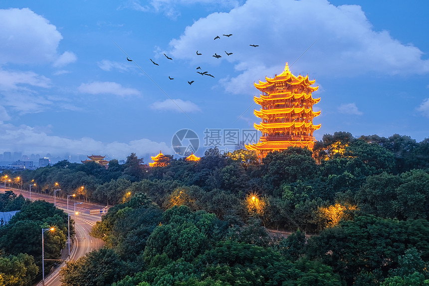 蓝天白云下的城市地标建筑黄鹤楼图片