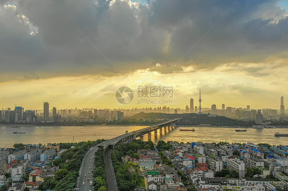 夕阳晚霞下长江大桥图片