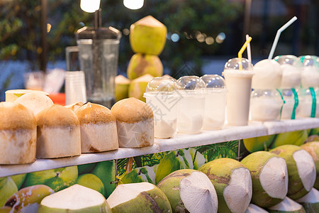 泰国市集街头椰子椰汁饮料图片
