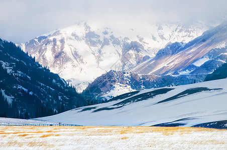 新疆天山雪山冬季雪景图片