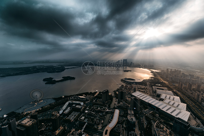 透过雨云的一道耶稣光下的苏州图片