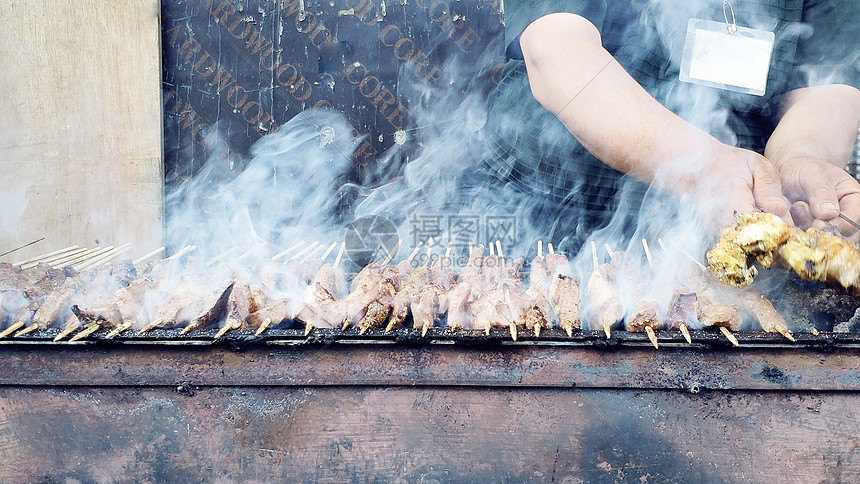 新疆碳烤羊肉串图片