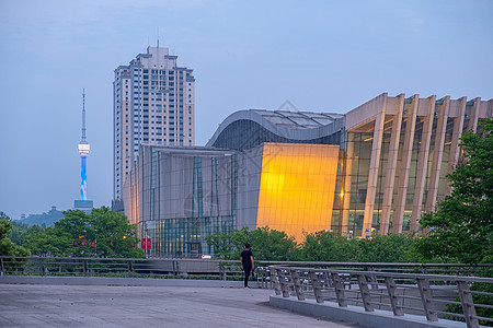 城市空旷的广场体育锻炼的男性背影图片