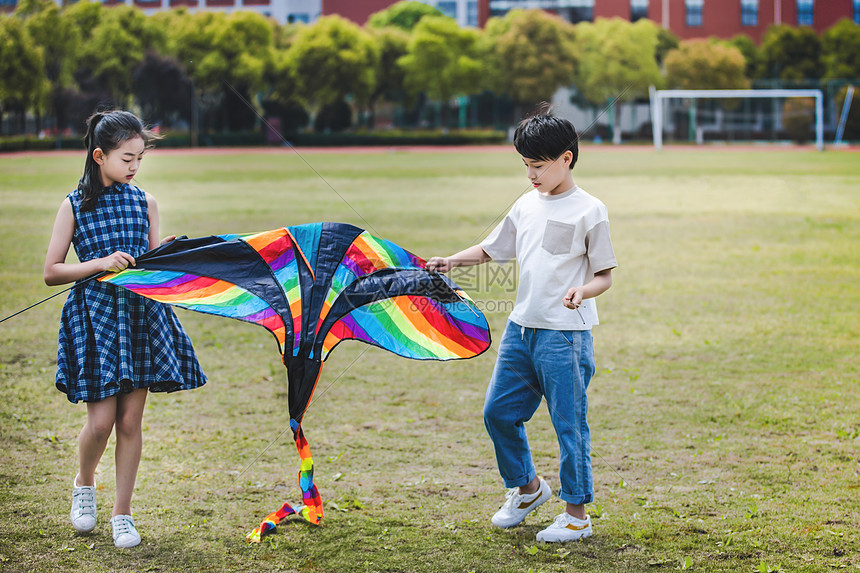 小学生操场放风筝图片