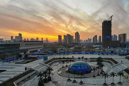 夕阳晚霞下的城市中心广场地铁站图片