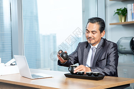 商务男士办公室喝茶背景图片