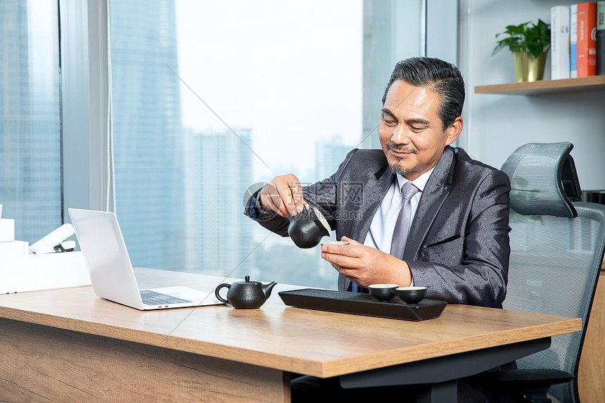商务男士办公室喝茶高清图片下载-正版图片501262519-摄图网