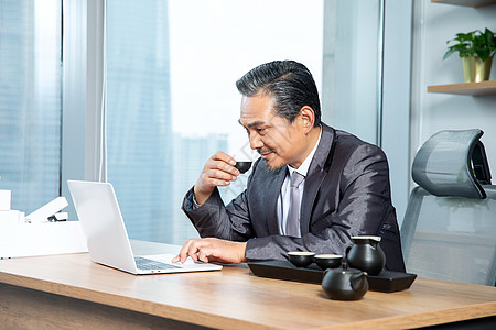 商务男士办公室喝茶图片