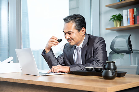 商务男士办公室喝茶图片