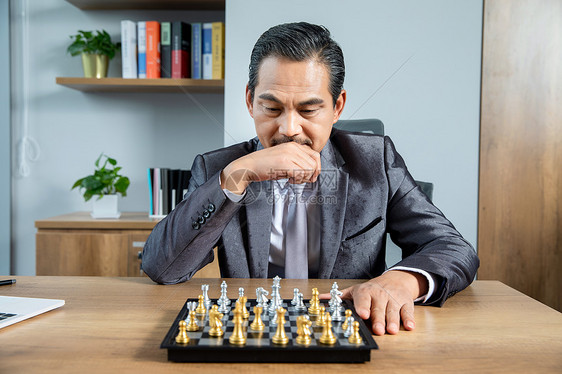 商务男士下棋图片