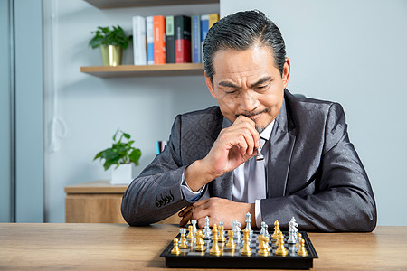 商务男士下棋图片