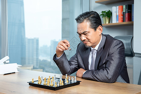 商务男士下棋图片