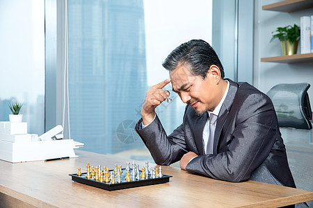 商务男士下棋图片