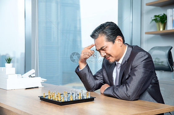 商务男士下棋图片