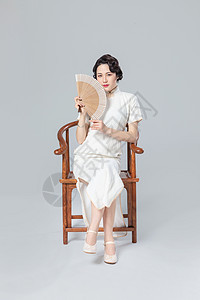 旗袍女性椅子折扇背景图片