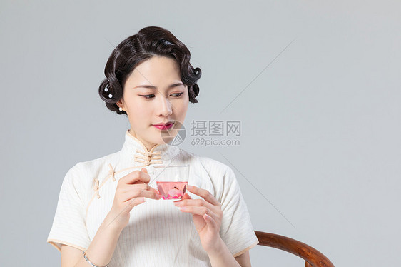 旗袍女性喝茶图片