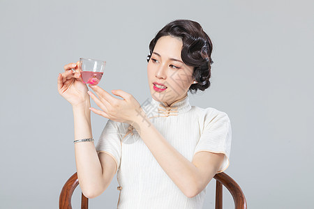 旗袍女性喝茶背景图片