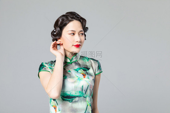 旗袍女性带耳环图片
